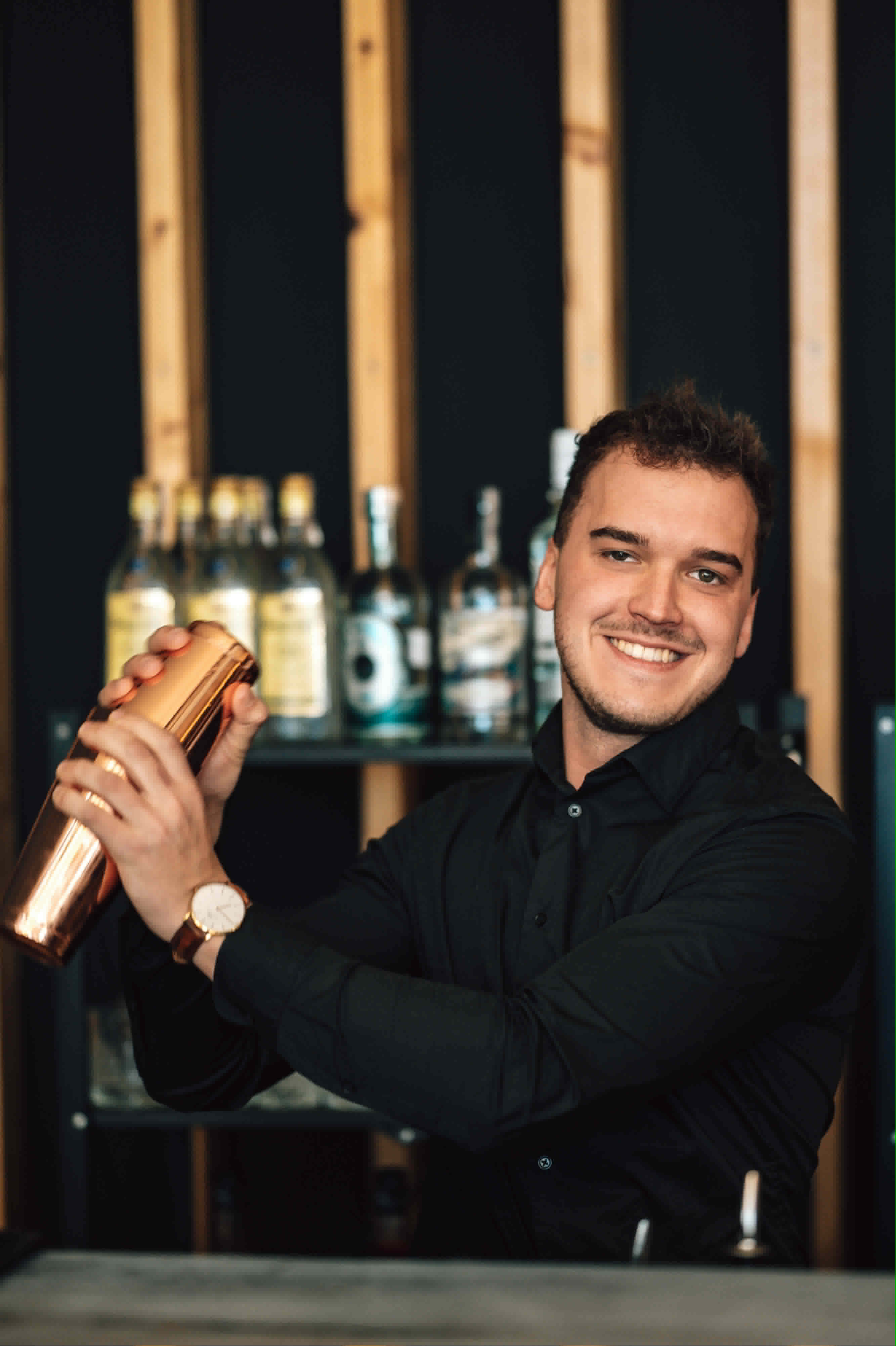 Barman serwuje cocktail na weselu