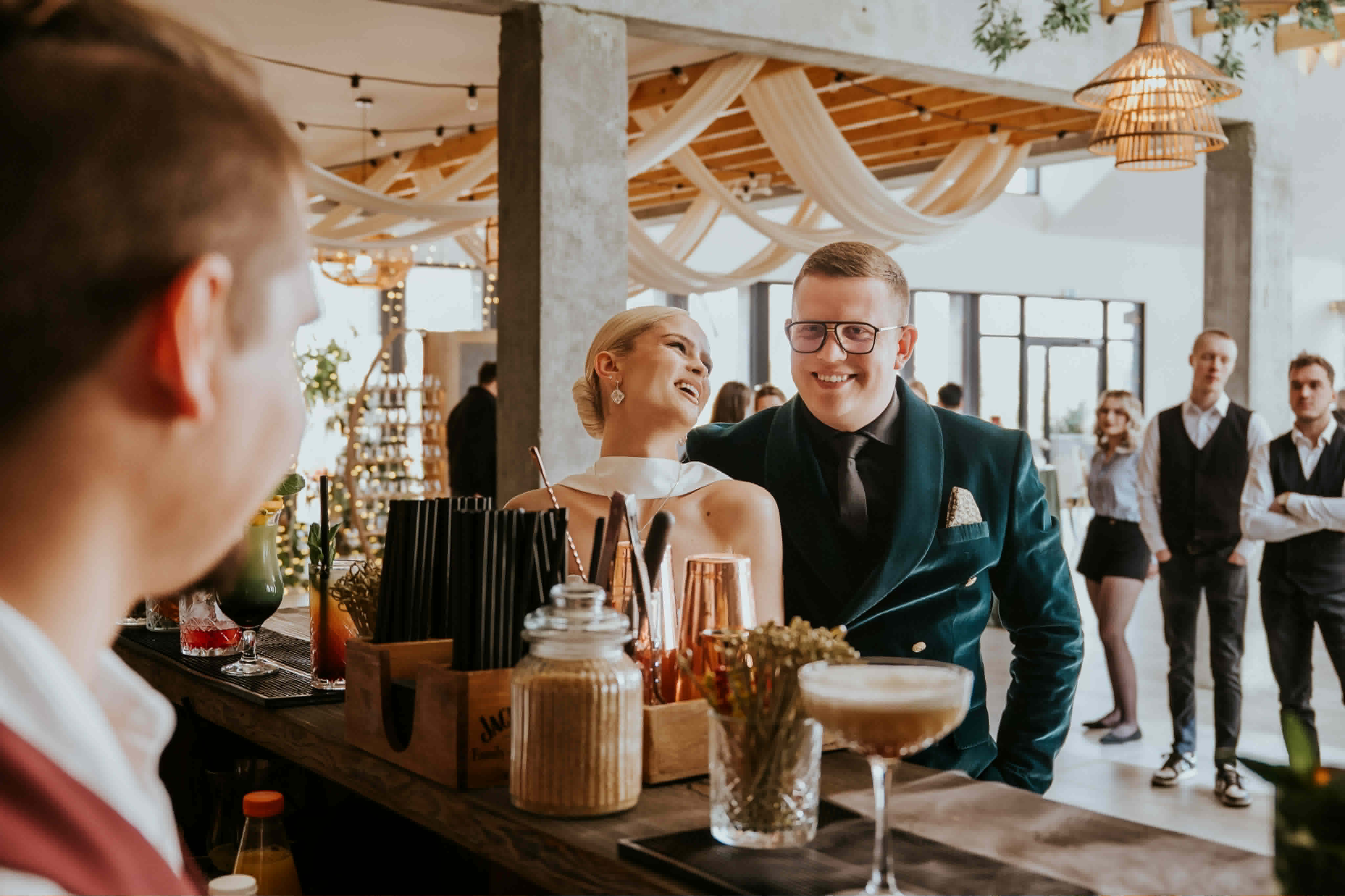 Barman serwuje cocktail na weselu
