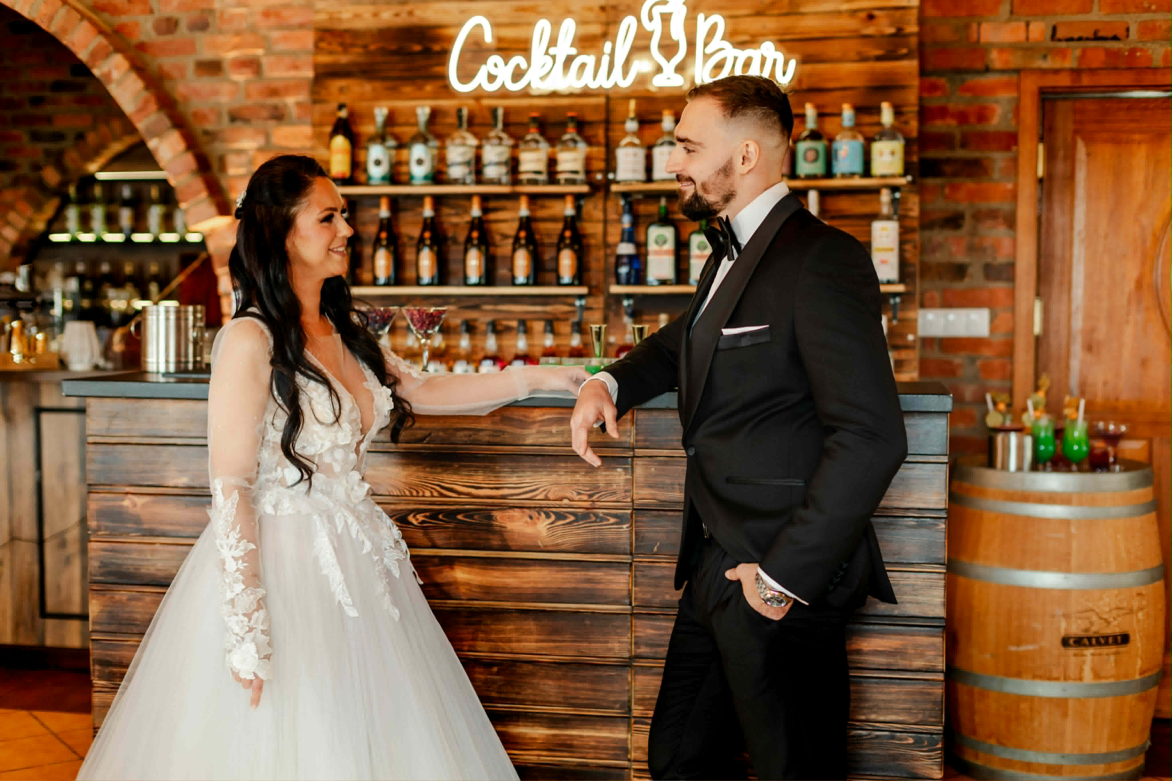 Barman serwuje cocktail na weselu