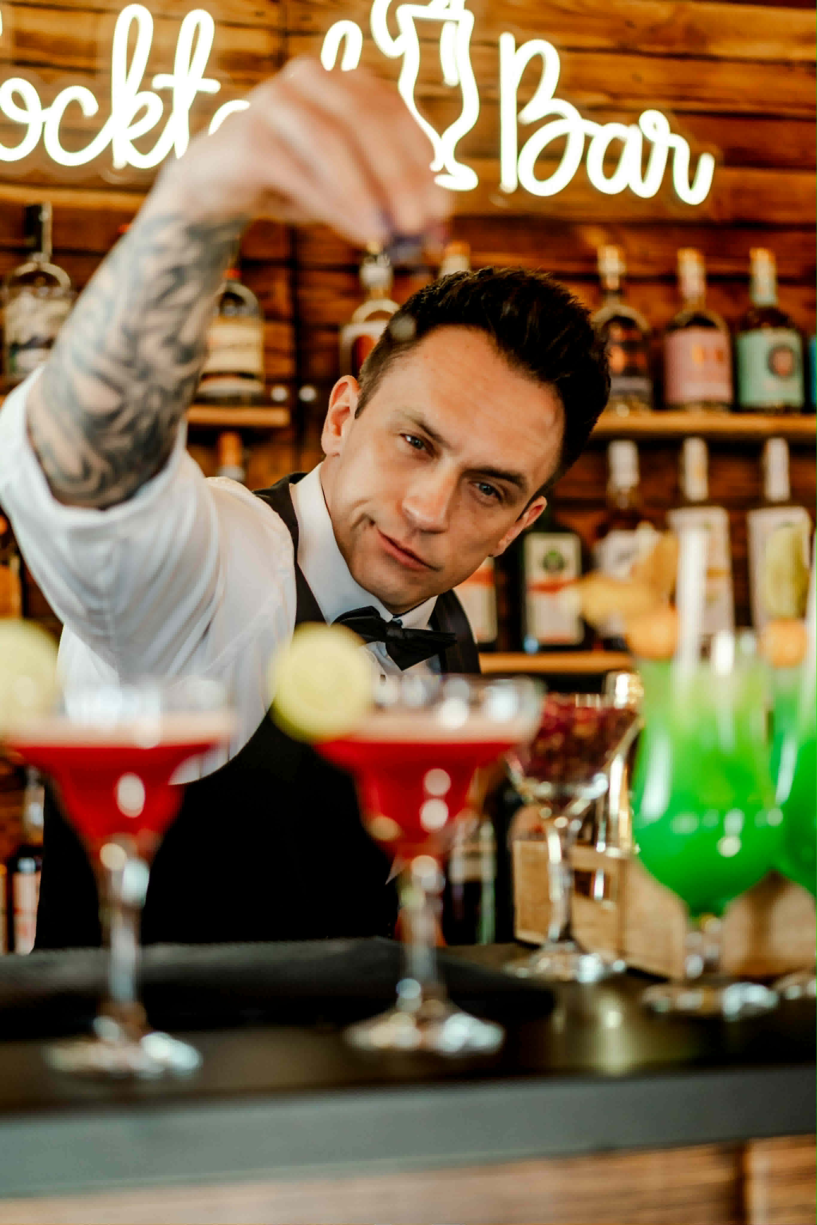Barman serwuje cocktail na weselu